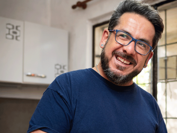 Hombre con VIH sonriendo y mirando al horizonte