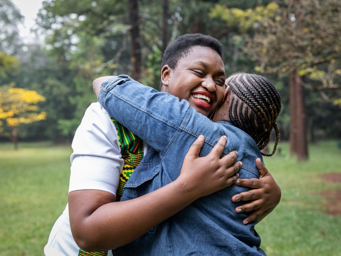 Jeune femme vivant avec le VIH, photographiée avec son amie à Nairobi, Kenya